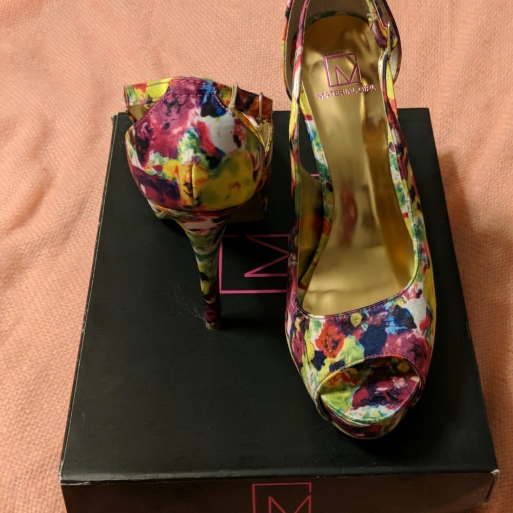 Floral print pumps
